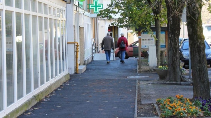 A Kossuth utca egyik oldalán már elkészült a járda, és a hónap végéig a másik felével is végeznek a szakemberek  Fotó: Szijártó János/Napló