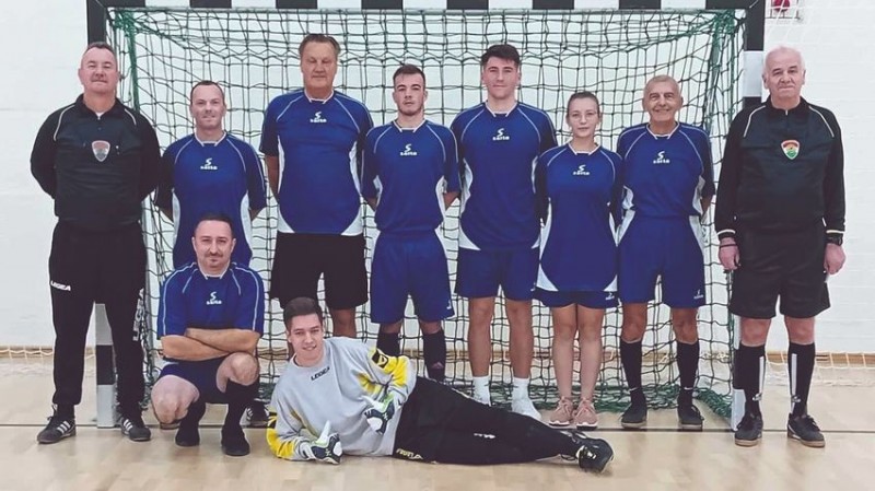 A győztes tapolcai játékvezetők együttese a Sümegen rendezett terem-labdarúgótornán  Forrás: szervezők