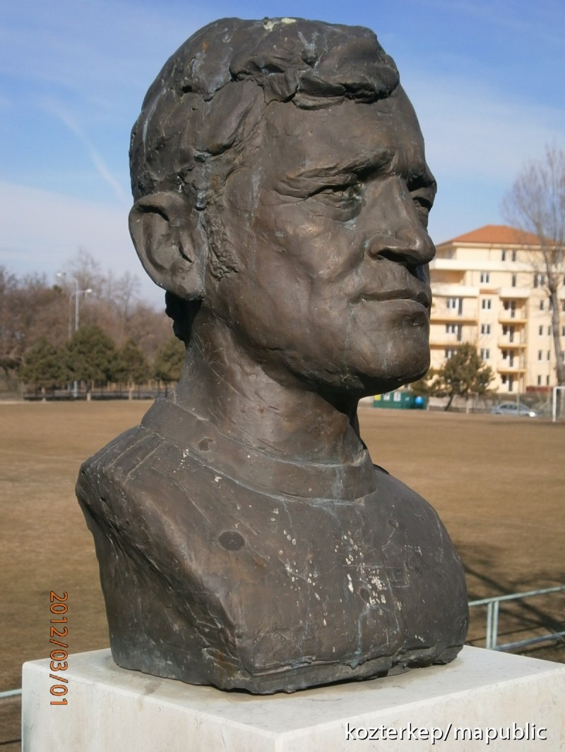 Novák Dezső szobra az FTC olimpiai bajnokainak sétányán                    Fotó: wikipedia / Forrás: wikipedia