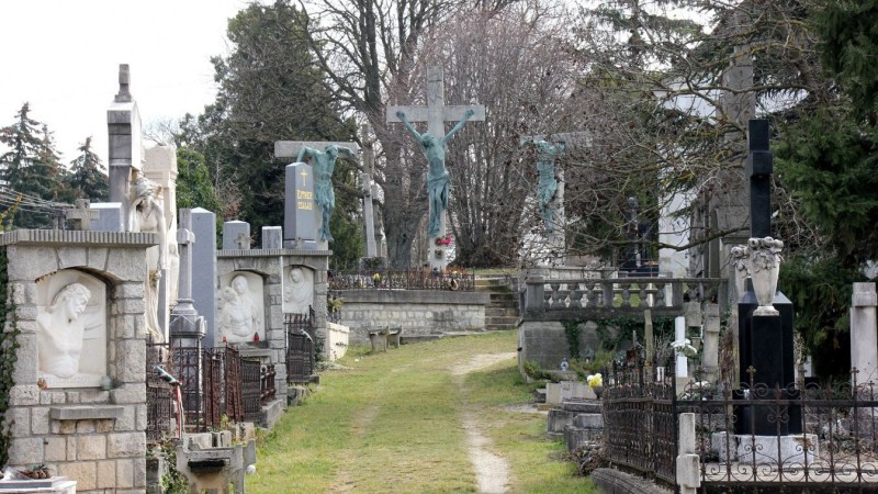 A temetői rendeletet a sümegi képviselő-testületnek kell megalkotnia, de ehhez a tulajdonossal, a római katolikus egyházközséggel kötelező megállapodást kötni, ami most végre megtörtént  Fotó: Szijártó János/Napló