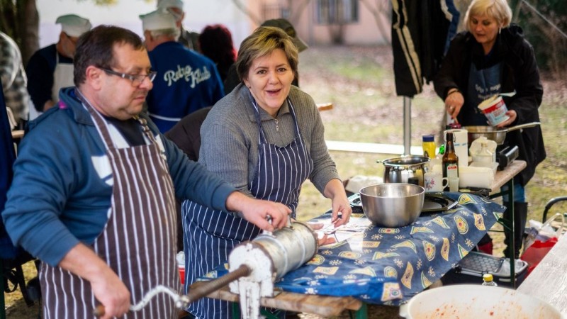 Minden csapat 5 kilogramm kolbászhúst kapott, a fűszereket mindenki maga vitte  Fotó: Gyarmati László