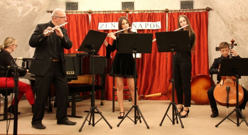 Pénteken a Tapolcai Járdányi Pál Zeneiskola mostani tanulói csillogtatták meg tudásukat. A felvételen Nagy Réka Napsugár fuvolázik  Fotó: Szíjártó János