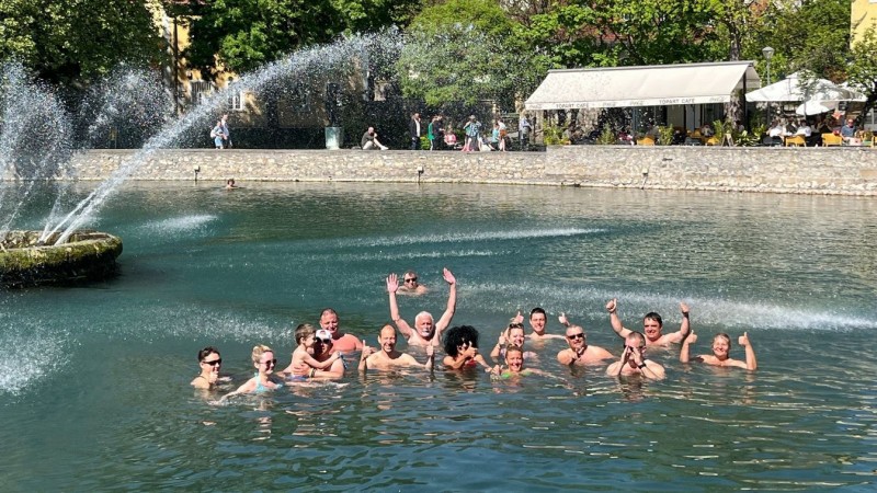 A Balatoni jegesmedvék szombaton a tapolcai tó meleg vizében mártóztak meg Fotó: Tóth B. Zsuzsa