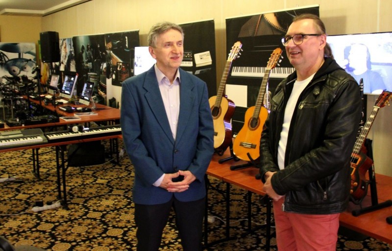 Andrásik Remo zenész, gitáros, gitártanár, zenei újságíró (jobbra) és Pál János, a Kisfaludy Sándor Gimnázium, Kollégium és AMI zeneiskolai intézményegység-vezetője a sümegi Hangszert a kézbe program első napján Fotó: Szijártó János / Napló