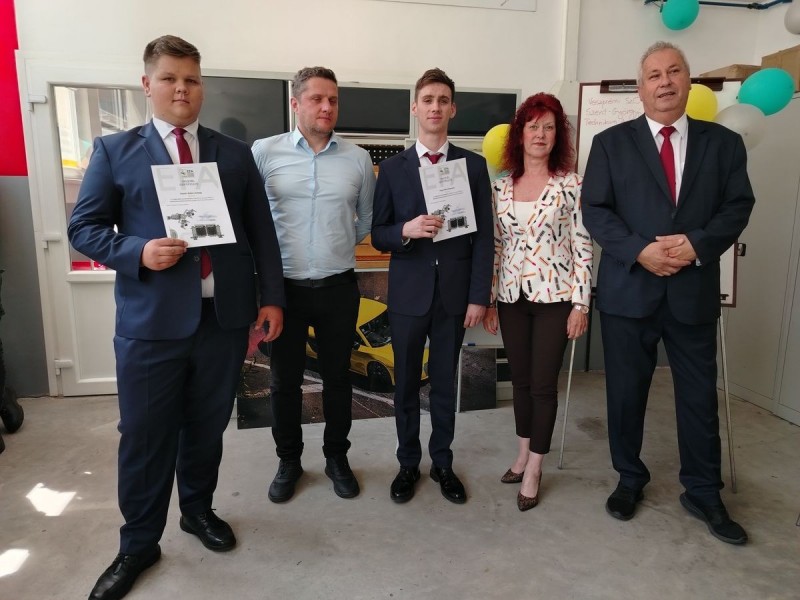 Káplár Ádám, Fábián Gábor, Papp Kevin, Szaniszló Edit és Szaniszló László szakoktató Fotó: Tisler Anna