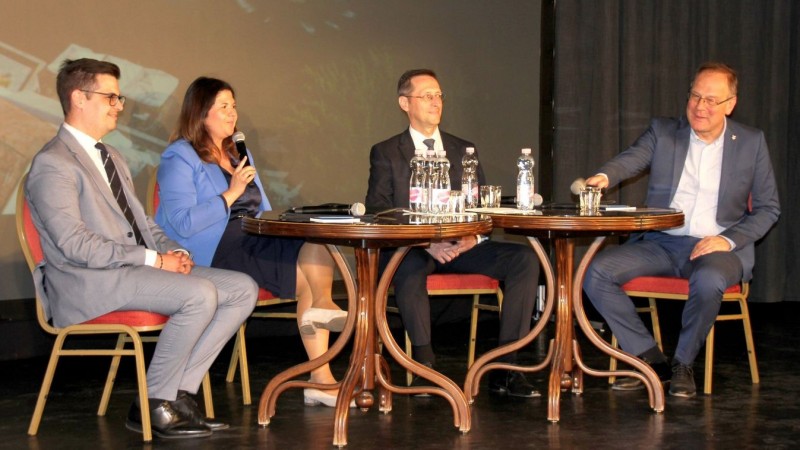 Navracsics Tibor közigazgatási és területfejlesztési miniszter, Varga Mihály pénzügyminiszter, Petri Bernadett, a Fidesz–KDNP 2024-es EP-képviselőjelöltje és Lasztovicza Máté, a Fidesz–KDNP tapolcai polgármester-jelöltje vett részt a tapolcai Polgári Szalon csütörtöki összejövetelén  Fotó: Szijártó János/ Napló