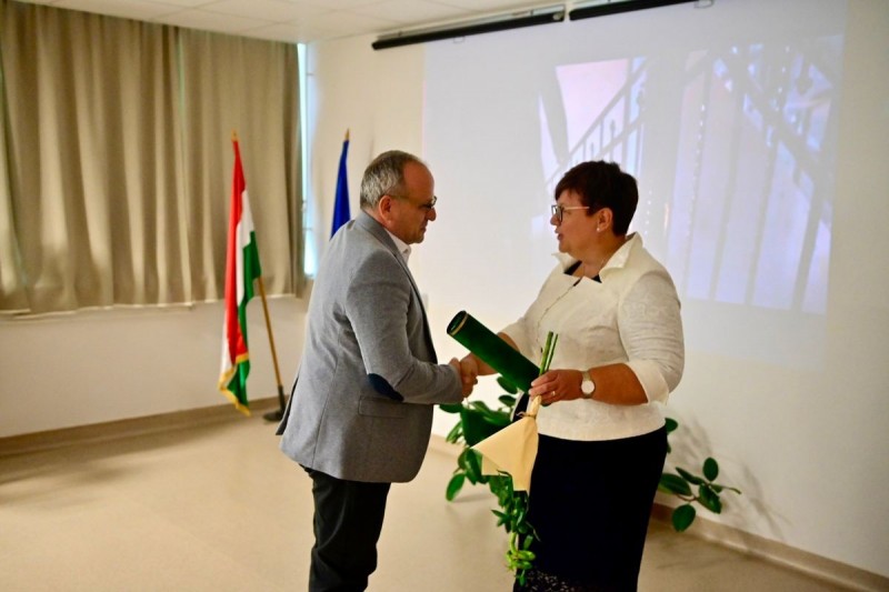 Balatincz Péter átveszi a főorvosi kinevezését Királyné Gősi Erikától Fotó: Gyarmati László