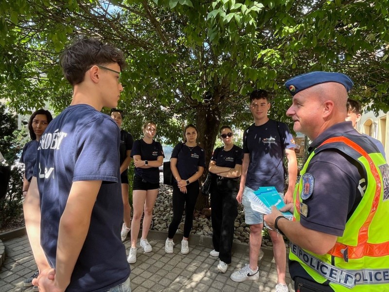 Szinte bűnmegelőzési minicentrum lesz a helyi Tourinform iroda a segítőknek köszönhetően. A képen Molnár András őrnagy igazítja el a rendészeti tanulókat Fotó: Tóth B. Zsuzsa / Forrás: Napló