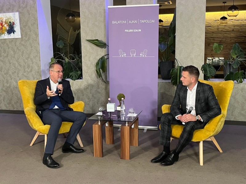 Navracsics Tibor Tóth Péterrel beszélgetett a Polgári Szalonban a siker titkáról Fotó: Tóth B. Zsuzsa / Forrás: Napló