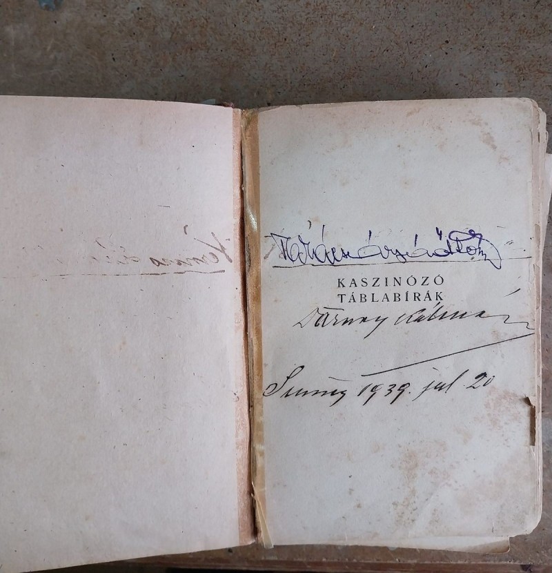 Darnay dedikált könyvét kapta a múzeum Fotó: múzeum