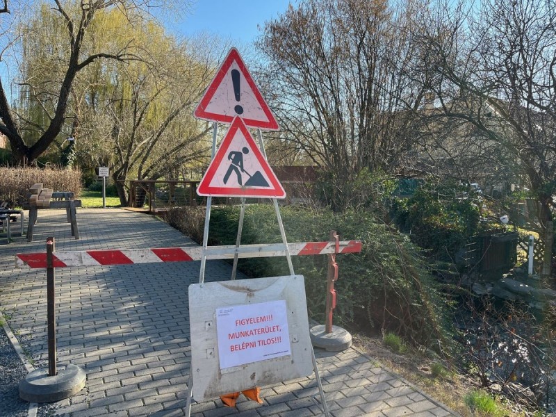 A tapolcai Malom-tó partja és környéke a város leglátogatottabb területe. Folyamatos karbantartást szükséges, a fokozott igénybevétel miatt a nélkül veszélyes is lehetne a közlekedés. Fotó: Tóth B. Zsuzsa