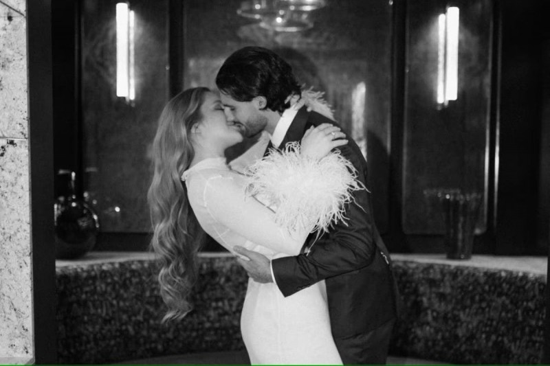 Szoboszlai Dominik szerelme az esküvőre gyönyörű, fehér, az ujján és az alján boával díszített ruhát választott Fotó: családi / Facebook