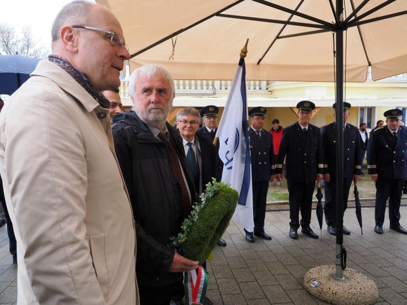 A háború nem kímélte a balatoni hajókat sem, parancs érkezett a megsemmisítésükre. Navracsics Tibor és Kondor Géza a révfülöpi megemlékezésen Fotó: Nagy Lajos / Napló