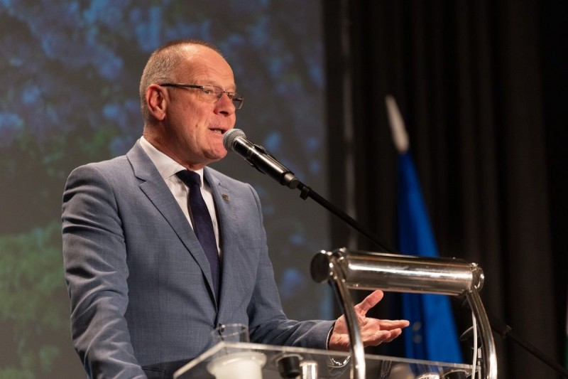 Navracsics Tibor a pedagógusnap alkalmából köszöntőt mondott a tapolcai Tamási Áron Művelődési Központban Fotó: Facebook/Navracsics Tibor