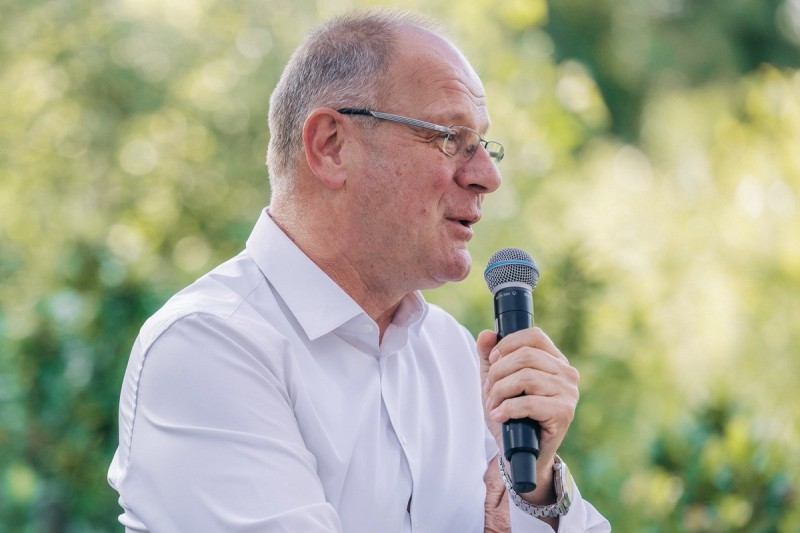 Alapvető érdekünk, hogy 2026-ban a választás a választókerületekben dőljön el – jelentette ki a közigazgatási és területfejlesztési miniszter kedd este Szombathelyen, a Nyárindító Polgári Piknik elnevezésű rendezvényen. Navracsics Tibor kíváncsi arra, hogy a Tisza Pártnak lesznek-e egyéni jelöltjei, vagy csak listán indul.