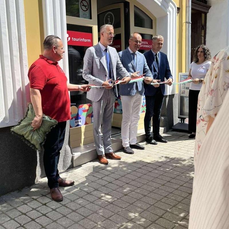 A Tourinform iroda átadása – Könnyid László, a Magyar Turisztikai Ügynökség vezérigazgatója, Navracsics Tibor területfejlesztési miniszter, Puskás Ákos alpolgármester Fotó: Seres Elizabeth/Napló