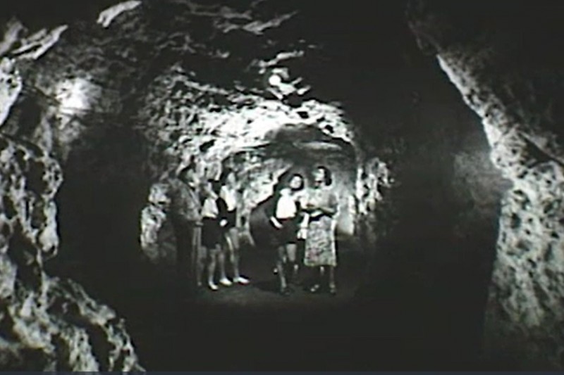 Látogatók a Tapolcai-tavasbarlangban 1955-ben Forrás: filmhiradokonline.hu