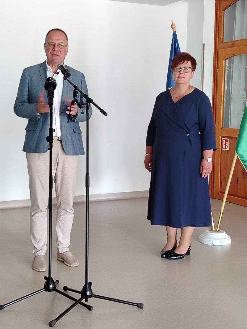Navracsics Tibor közigazgatási és területfejlesztési miniszter, országgyűlési képviselő és Királyné Gősi Erika, a Magyar Imre Kórház főigazgatója a sajtótájékoztatón Fotó: Tisler Anna