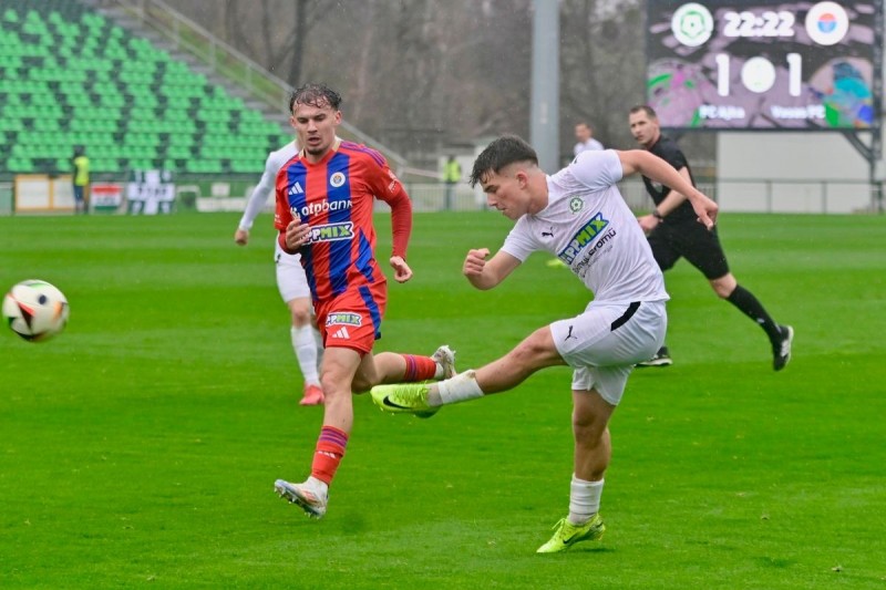 Új csapattal vág neki a labdarúgó NB II 2025/2026-os szezonjának az FC Ajka, amely góllövésben és a hazai eredményesség terén mindenképpen előrelépne. A képen fehér mezben Garai Zétény Fotó: Gyarmati László/archív