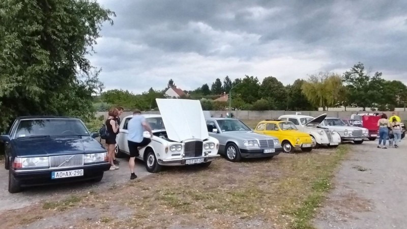 A Veterán Járművek Baráti Köre Ajka tagjai sok régi autóval és motorral látogattak ki Fotó: Tisler Anna
