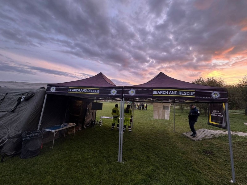 Vasárnap Pilisszentlászlóra mintegy 300 önkéntes érkezett, hogy élőláncszerű módszerrel kutassák át a környéket Kaszás Nikolett után, akinek végül megtalálták a holttestét. A rejtélyes ügy során számos kérdés felmerült, az egyik ilyen a sümegi férfi azon állításai, miszerint ő felelős a túrázó haláláért.