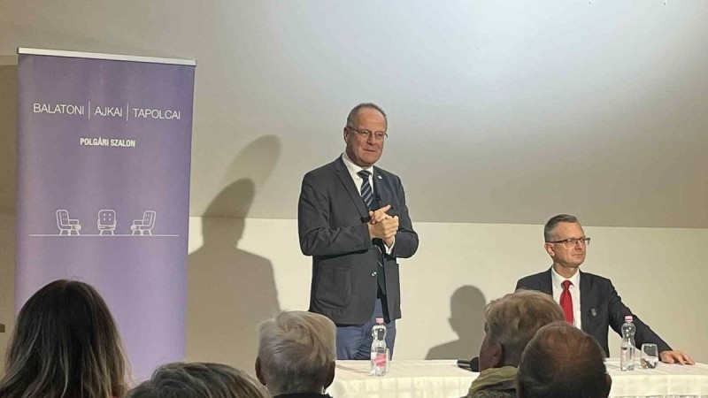 Navracsics Tibor és Rétvári Bence a Tapolcai Polgári Szalon estjén Fotó: Seres Elizabeth/Napló