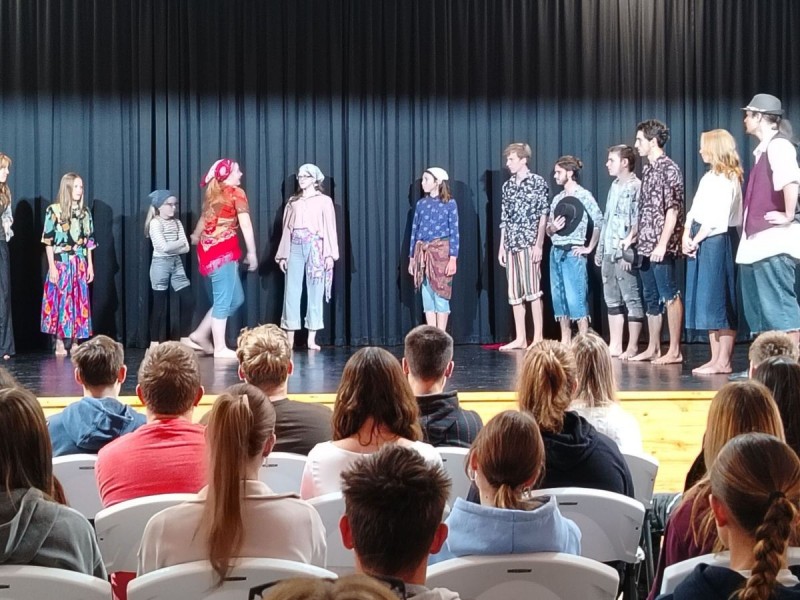 A színjátszók a darabban a roma legendáriumból adtak elő Fotó: Tisler Anna