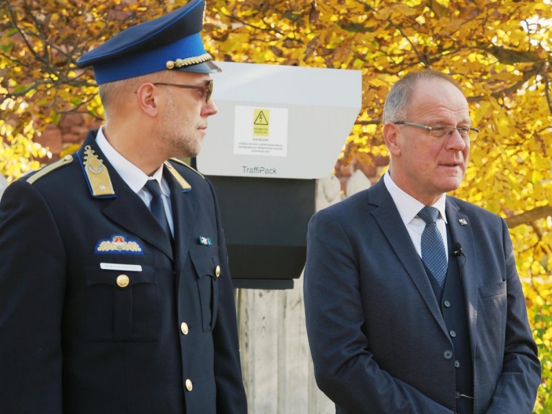Dékány Balázs és Navracsics Tibor a traffipax ünnepélyes átadásakor Fotó: Nagy Lajos