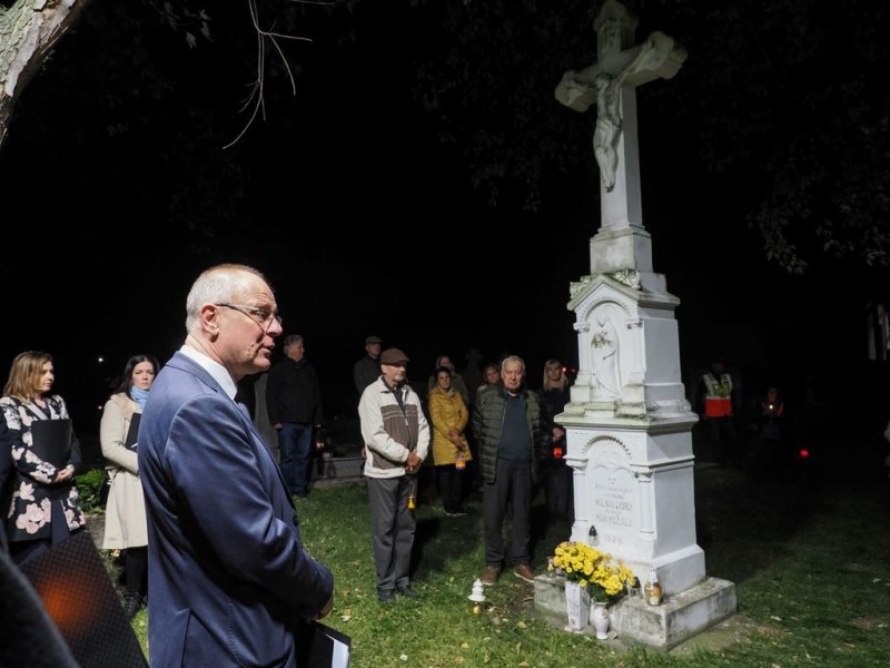 Lámpások fénye mellett hajtottak fejet a hősök előtt Szentbékkállán  Fotók: Nagy Lajos/Napló
