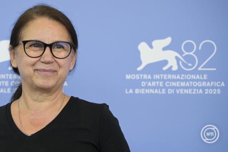 Enyedi Ildikó rendező a Csendes barát című filmje bemutatójának alkalmából tartott fotózáson a 82. Velencei Nemzetközi Filmfesztiválon 2025. szeptember 5-én. MTI/EPA/ANSA/Riccardo Antimiani