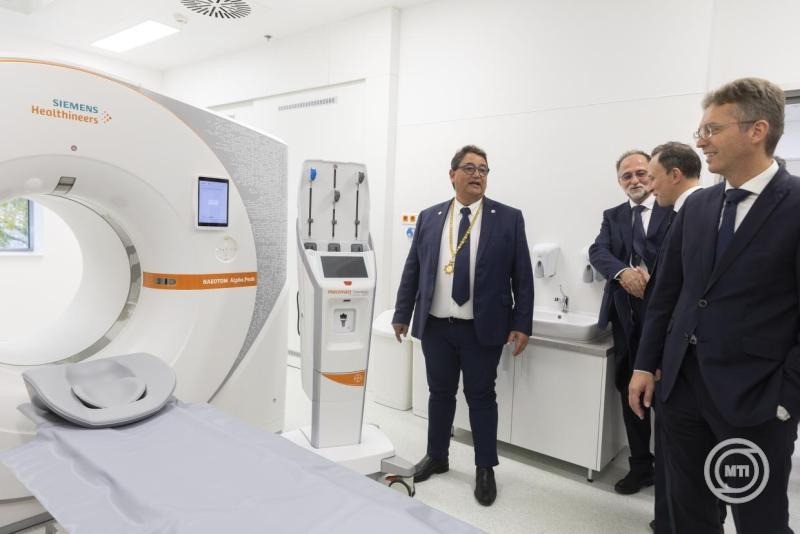 Hankó Balázs kulturális és innovációs miniszter (j) és Merkely Béla, a Semmelweis Egyetem (SE) rektora (b) az SE Városmajori Szív- és Érgyógyászati Klinika új Diagnosztikai és Terápiás Központjának átadóján 2025. november 17-én. MTI/Kocsis Zoltán