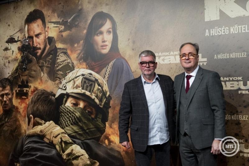Káel Csaba filmügyi kormánybiztos (j) és Lajos Tamás producer a Sárkányok Kabul felett című háborús akciófilm díszbemutatóján a fővárosi Aréna Plázában 2025. november 18-án. A mozikban november 20-án debütáló film a Sámán Pajzs fedőnevű katonai műveletet, azaz a Magyar Honvédség 2021-es kabuli mentőakcióját dolgozza fel. MTI/Kocsis Zoltán