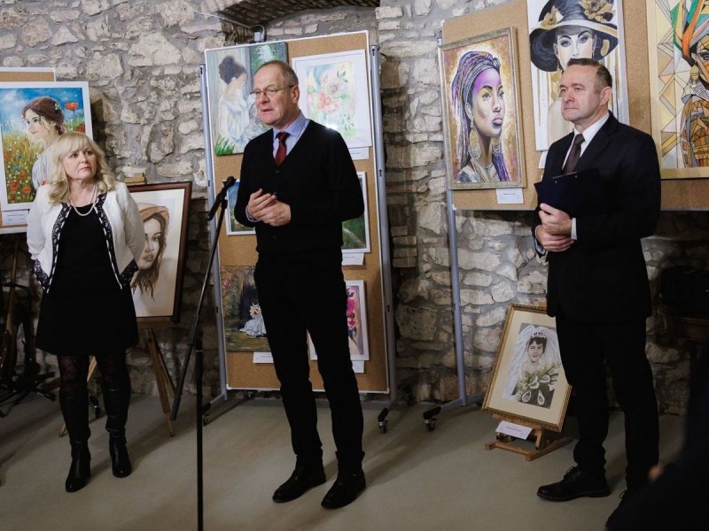 A tapolcai kiállítás megnyitóján ismét bebizonyosodott, hogy a helyi közösség nyitott a kulturális értékekre. A képen Navracsics Tibor köszönti a vendégeket Fotó: Navracsics Tibor/Facebook