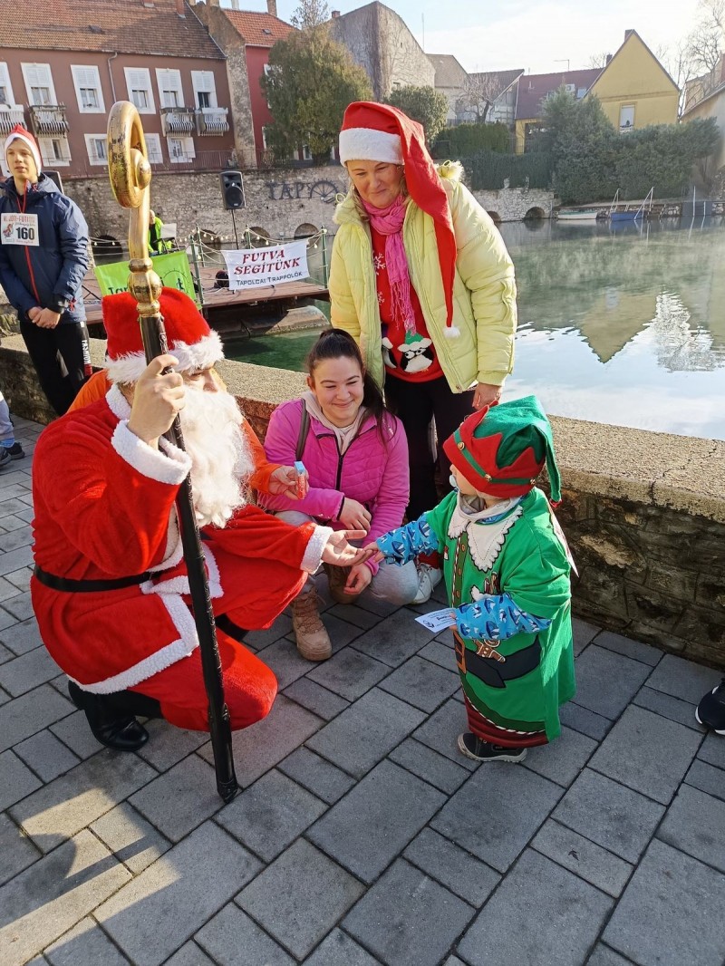 A gyerekek a Mikulással is találkozhattak az eseményen Forrás: Facebook/Tapolcai Trappolók SE