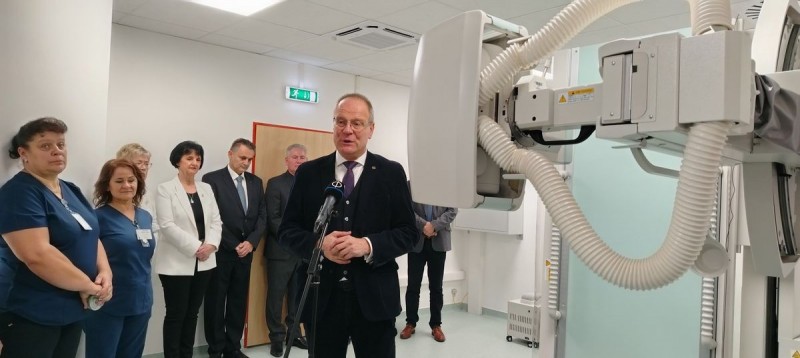 Navracsics Tibor kiemelte, egy kórház nemcsak gépekből áll, hanem orvosokból, egészségügyi személyzetből, akiknek köszönet mondott az elkötelezett munkájukért Fotó: Tisler Anna