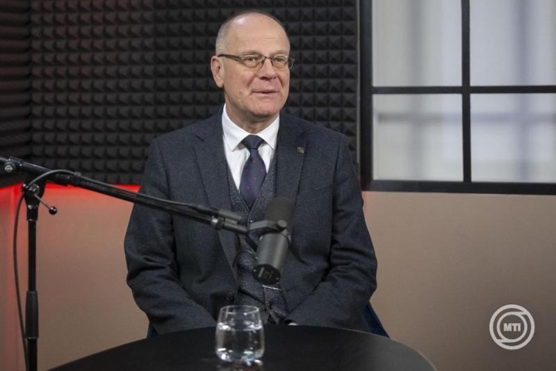 Navracsics Tibor közigazgatási és területfejlesztési miniszter a közmédia Kell még mondanom valamit, Ildikó? című podcastja első epizódjának felvételén a Médiaszolgáltatás-támogató és Vagyonkezelő Alap (MTVA) Kunigunda útjai székházában a podcast-stúdióban 2025. december 17-én. MTI/Szigetváry Zsolt