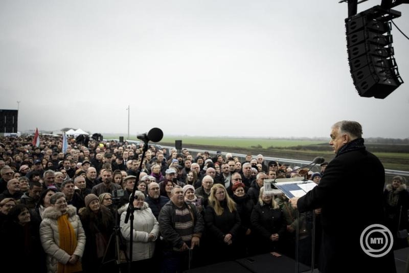A Miniszterelnöki Kommunikációs Főosztály által közreadott képen Orbán Viktor miniszterelnök beszédet mond az M4 autóút Törökszentmiklós és Kisújszállás közötti szakaszának átadó ünnepségén Kenderes határában 2025. december 22-én. MTI/Miniszterelnöki Kommunikációs Főosztály/Fischer Zoltán