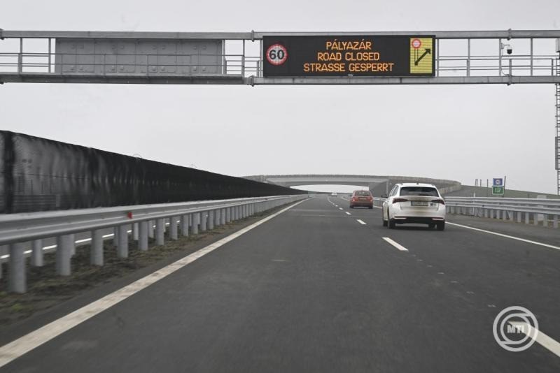 Az M4 autóút Törökszentmiklós és Kisújszállás közötti szakasza az átadás napján Kenderes határában 2025. december 22-én. MTI/Máthé Zoltán