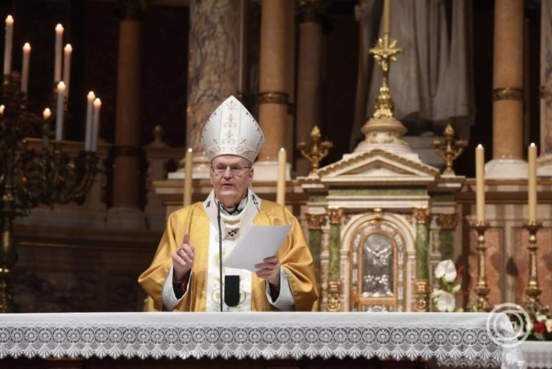 Erdő Péter bíboros, esztergom-budapesti érsek prédikációt tart a karácsonyi éjféli szentmisén a Szent István-bazilikában 2024. december 25-én. MTI/Kovács Attila
