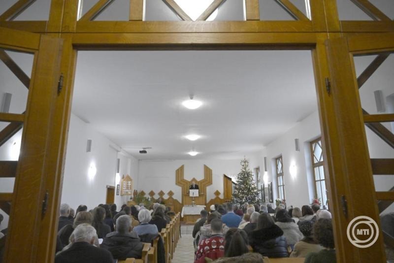 Steinbach József, a Magyarországi Református Egyház zsinatának lelkészi elnöke igét hirdet a karácsonyi istentiszteleten a balatonalmádi református templomban 2025. december 25-én. MTI/Bruzák Noémi