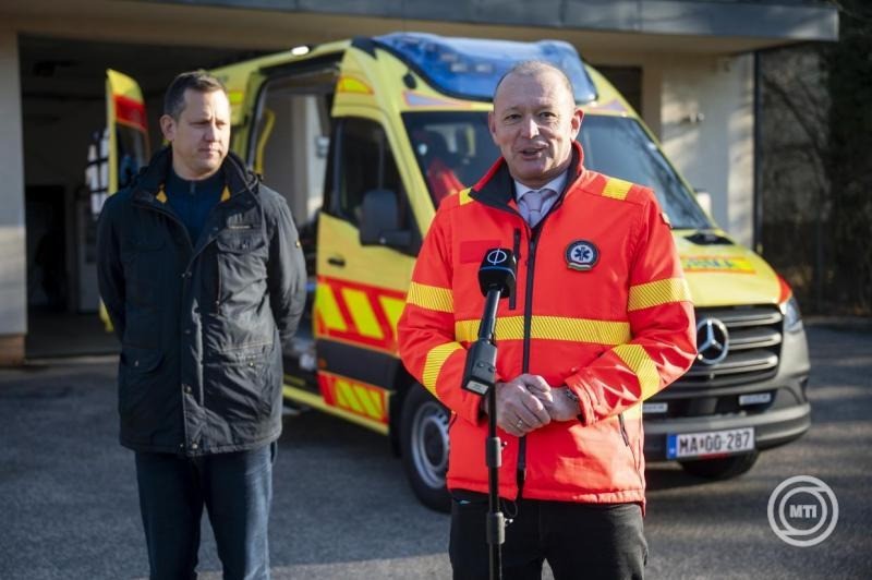 Győrfi Pál, az Országos Mentőszolgálat szóvivője az új mentőautó átadásán a pesthidegkúti mentőállomáson 2025. december 27-én. Balról Fülöp Attila, a Belügyminisztérium gondoskodáspolitikáért felelős államtitkára. MTI/Balogh Zoltán