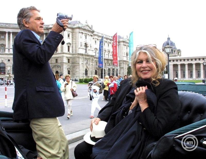 Bécsben készített kép Brigitte Bardot egykori francia filmszínésznőről, állatvédőről és a férjéről, Bernard Ormale-ról. Brigitte Bardot 2025. december 28-án, 91 éves korában elhunyt. MTI/EPA/APA/Herbert P. Oczeret