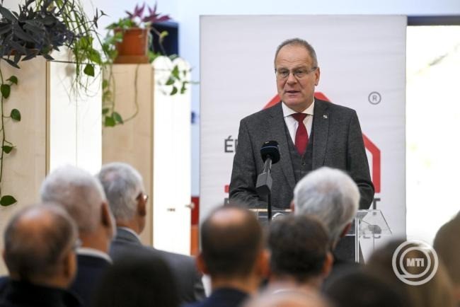 Navracsics Tibor közigazgatási és területfejlesztési miniszter beszédet mond az új érdi Manóliget bölcsőde átadásán 2025. november 11-én. MTI/Purger Tamás