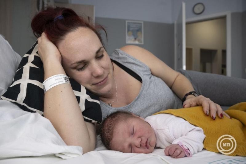 A főváros első újévi babája, Jónás Liza anyjával, Jónás Renátával a Budapesti Jahn Ferenc Kórház és Rendelőintézet szülészeti osztályán 2026. január 1-jén. A kislány éjfél után négy perccel született, 3370 grammal és 52 centiméterrel, természetes úton, édesanyja második gyermekeként. MTI/Szigetváry Zsolt