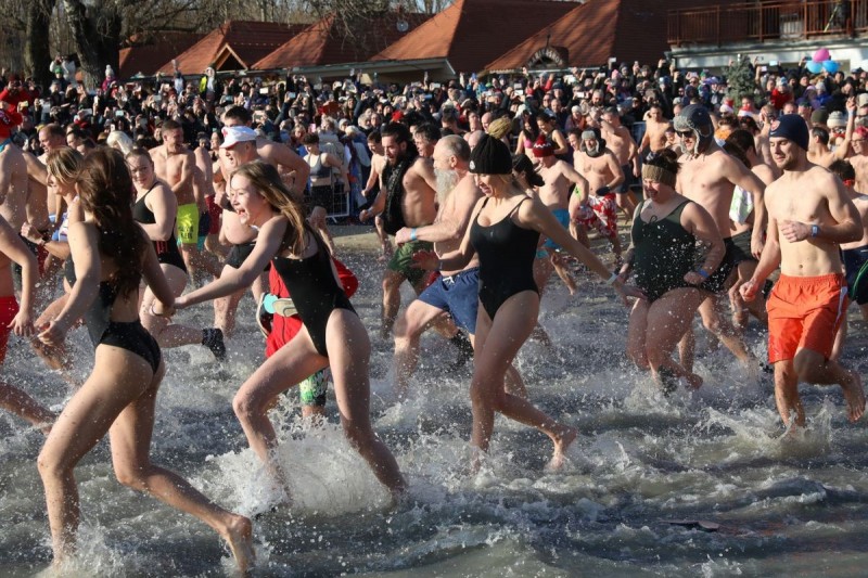 A szigligeti újévi csobbanás idén is a Balaton-part egyik első nagy közösségi rendezvénye volt Fotó: Fülöp Ildikó/Napló
