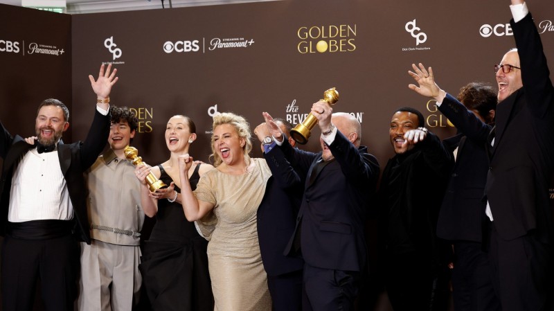 Philip Barantini brit producer, Owen Cooper, Erin Doherty, Hannah Walters és Stephen Graham brit színész, Mark Herbert brit producer, Ashley Walters brit színész, Jeremy Kleiner amerikai producer és Jack Thorne brit forgatókönyvíró (b-j), miután átvették a legjobb televíziós musical- vagy vígjátéksorozat kategória díját a Kamaszok (Adolescence) című minisorozatért az amerikai filmes és televíziós Golden Globe-díjak 83. átadási ünnepségén a Los Angeles-i Beverly Hilton Hotelben 2026. január 11-én (Fotó: MTI/EPA/Chris Torres)