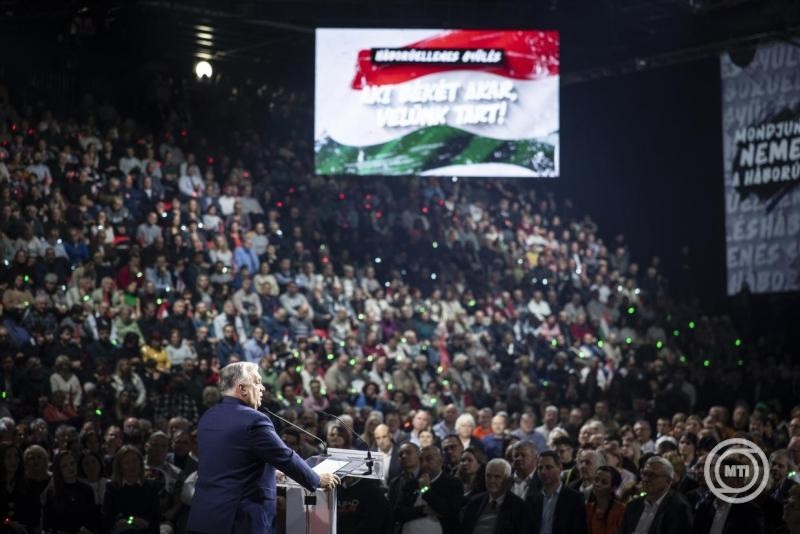 A Miniszterelnöki Kommunikációs Főosztály által közreadott képen Orbán Viktor miniszterelnök, a Fidesz elnöke beszédet mond a Digitális Polgári Körök által szervezett háborúellenes gyűlésen a miskolci DVTK Arénában 2026. január 17-én. MTI/Miniszterelnöki Kommunikációs Főosztály/Fischer Zoltán