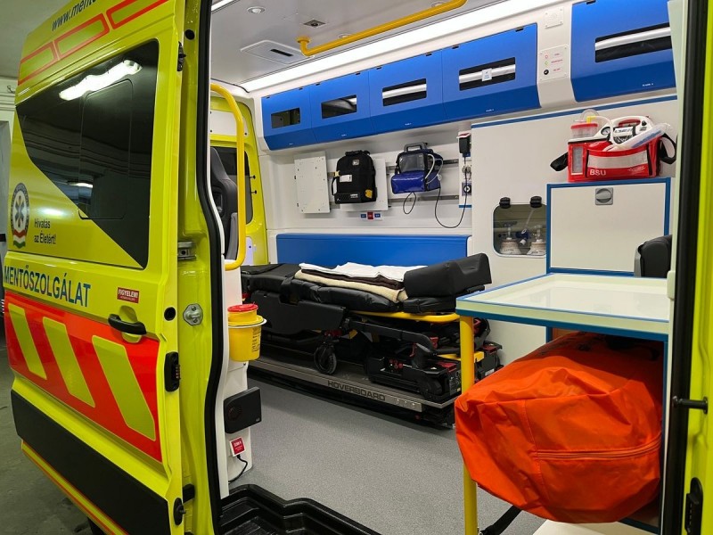 Az új mentőautó vezetéstámogatással és motoros hordággyal biztosítja a hatékony vészhelyzeti ellátást Fotó: Ajkamentők facebook