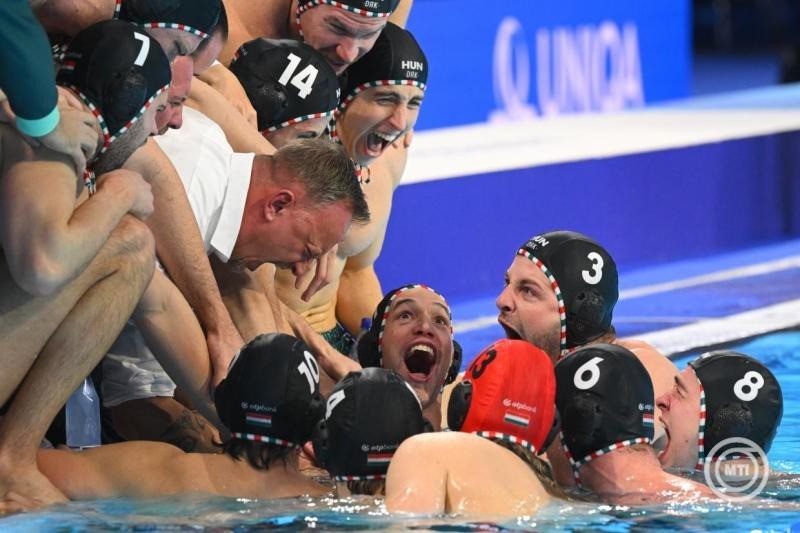 A magyar válogatott tagjai a belgrádi férfi vízilabda Európa-bajnokság elődöntőjében játszott Magyarország - Görögország mérkőzés végén a Belgrade Arenában 2026. január 23-án. MTI/Czeglédi Zsolt