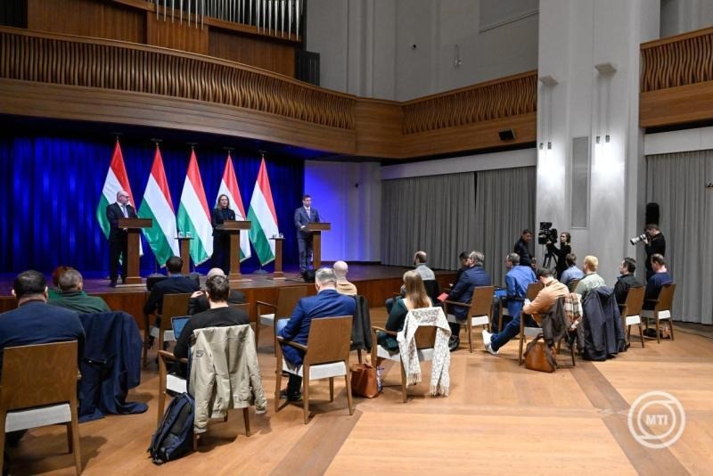 Lantos Csaba energiaügyi miniszter, Vitályos Eszter kormányszóvivő és Gulyás Gergely, a Miniszterelnökséget vezető miniszter (b-j) a Kormányinfó sajtótájékoztatón a Karmelita kolostorban 2026. január 29-én. MTI/Máthé Zoltán